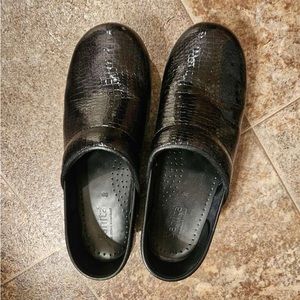 Sanita nurses shoes. Size 39. Black leather snake skin